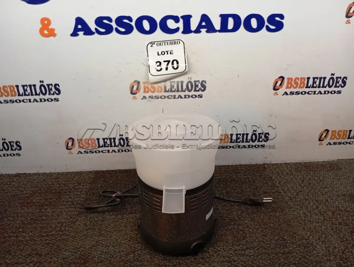 LOTE 370 - 01 ESPREMEDOR DE FRUTAS MARCA LOREN SIDE. (NO ESTADO) ATENÇÃO! FAZER A VISITAÇÃO ANTES DE ARREMATAR, NÃO SABEMOS SE FUNCIONA. LEILÃO NÃO TEM GARANTIA E NEM DEVOLUÇÃO, SUJEITO A POSSÍVEIS AVARIAS VISÍVEIS/OCULTAS E/OU AUSÊNCIA DE COMPONENTES.