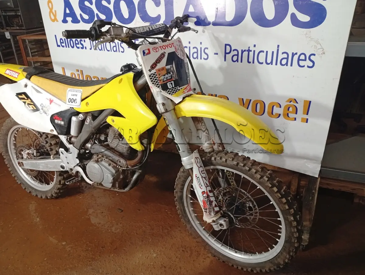 LOTE 006 - 01 MOTO DE MOTOCROSS SUZUKI RMZ; MOTOR 230CC; COR BRANCA C/AMARELA; ANO 2005. (NO ESTADO)