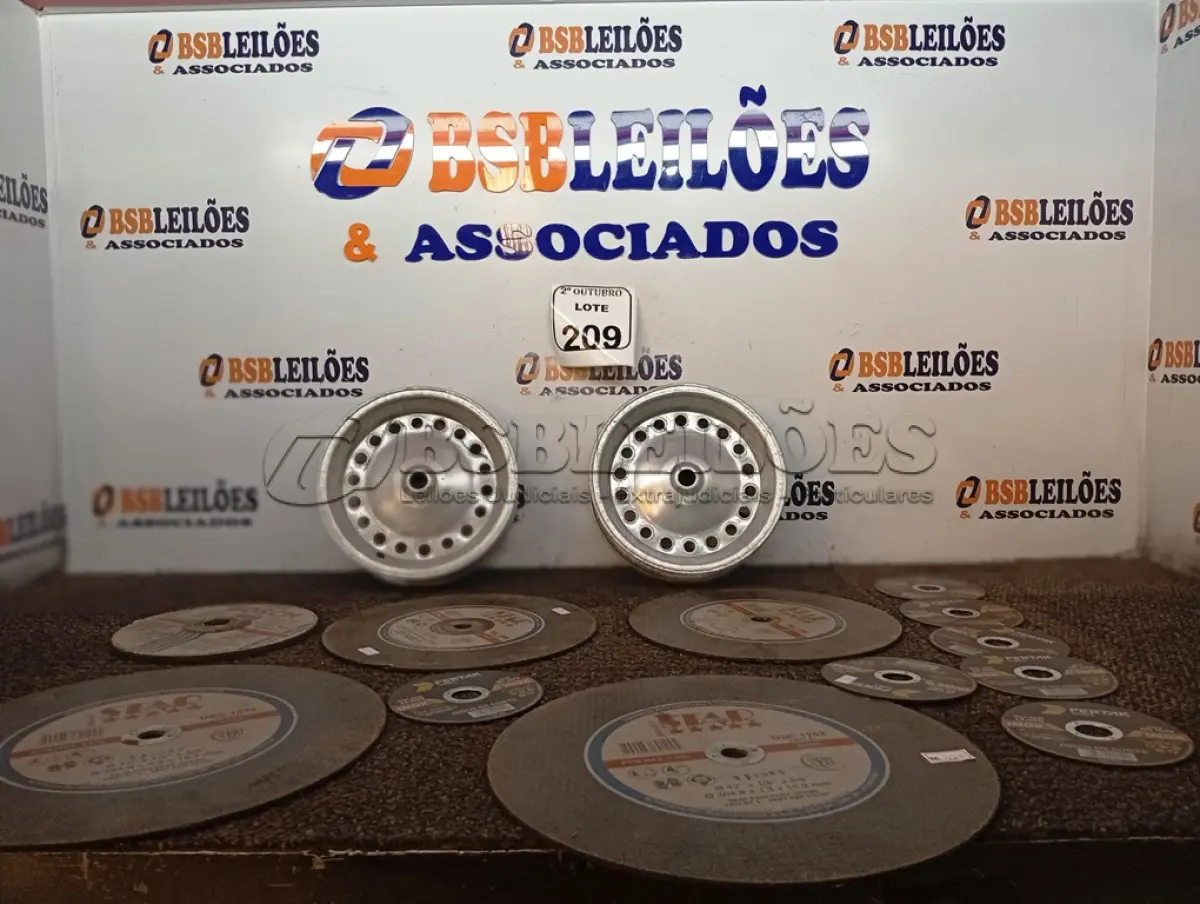 LOTE 209 - 12 DISCOS DE CORTE DE TAMANHOS DIVERSOS E 02 AROS DE FERRO PARA CARRINHO DE MÃO. (NO ESTADO) ATENÇÃO! FAZER A VISITAÇÃO ANTES DE ARREMATAR, NÃO SABEMOS SE FUNCIONA. LEILÃO NÃO TEM GARANTIA E NEM DEVOLUÇÃO, SUJEITO A POSSÍVEIS AVARIAS VISÍVEIS/OCULTAS E/OU AUSÊNCIA DE COMPONENTES.