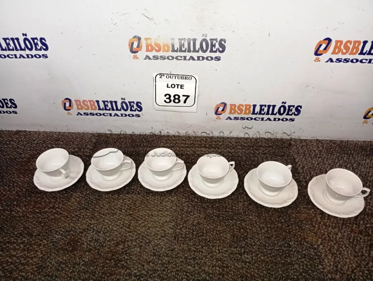 LOTE 387 - 01 JOGO DE 06 XICARAS C/PIRES. (NO ESTADO) ATENÇÃO! FAZER A VISITAÇÃO ANTES DE ARREMATAR, NÃO SABEMOS SE FUNCIONA. LEILÃO NÃO TEM GARANTIA E NEM DEVOLUÇÃO, SUJEITO A POSSÍVEIS AVARIAS VISÍVEIS/OCULTAS E/OU AUSÊNCIA DE COMPONENTES.