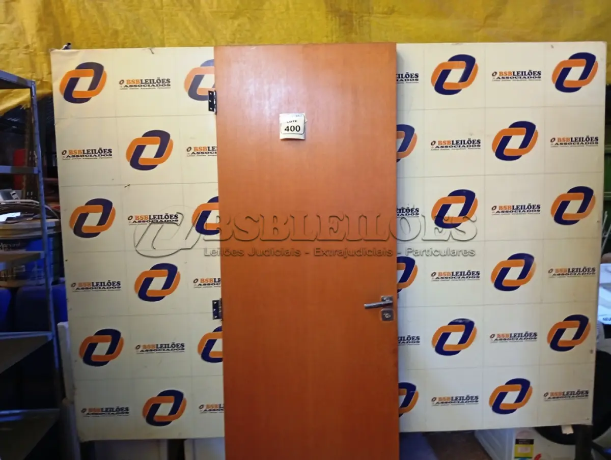 LOTE 400 - 01 PORTA EM MADEIRA 70X2,10.  (NO ESTADO) ATENÇÃO! FAZER A VISITAÇÃO ANTES DE ARREMATAR, NÃO SABEMOS SE FUNCIONA. LEILÃO NÃO TEM GARANTIA E NEM DEVOLUÇÃO, SUJEITO A POSSÍVEIS AVARIAS VISÍVEIS/OCULTAS E/OU AUSÊNCIA DE COMPONENTES.