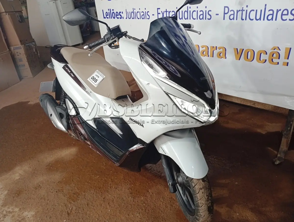 LOTE 005 - 01 MOTO HONDA /PCX 150 DLX ABS; COR BRANCA. ANO 2021. (NO ESTADO) (TODOS DOCUMENTOS 2024 PAGOS)