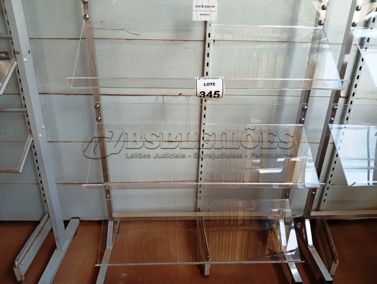 LOTE 345 - 01 EXPOSITOR COM 04 DIVISÓRIAS EM ACRÍLICO E ACESSÓRIOS DIVERSOS. (NO ESTADO) ATENÇÃO! FAZER A VISITAÇÃO ANTES DE ARREMATAR, NÃO SABEMOS SE FUNCIONA. LEILÃO NÃO TEM GARANTIA E NEM DEVOLUÇÃO, SUJEITO A POSSÍVEIS AVARIAS VISÍVEIS/OCULTAS E/OU AUSÊNCIA DE COMPONENTES.