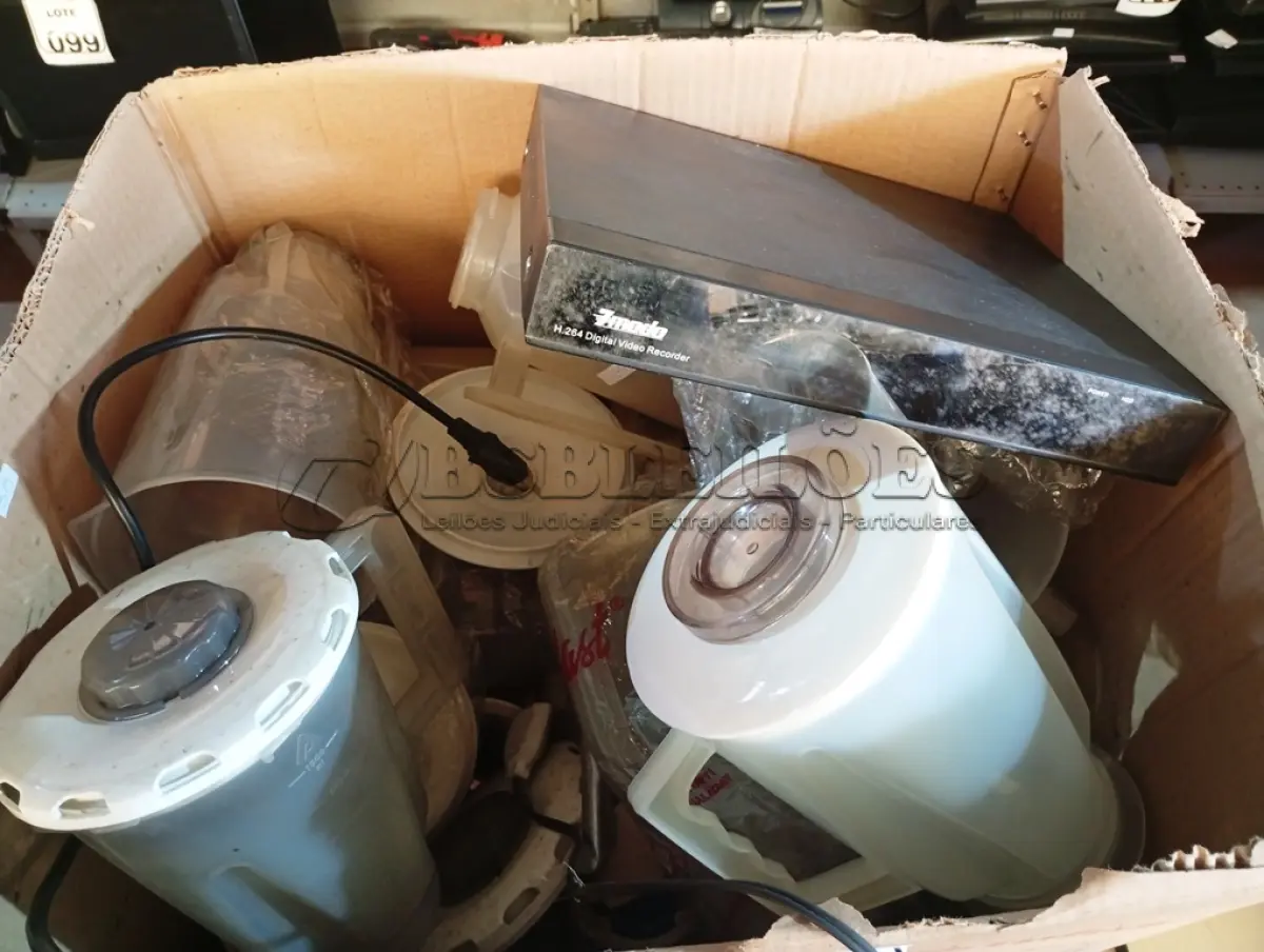 LOTE 174 - 01 ESPREMEDOR DE FRUTAS, 02 BASES DE LIQUIDIFICADORES, DIVERSOS COPOS DE LIQUIDIFICADORES, 01 APARELHO DVR PARA RETIRADA DE PEÇAS E 01 BASE PARA ESPREMEDOR DE FRUTAS. (NO ESTADO) ATENÇÃO! FAZER A VISITAÇÃO ANTES DE ARREMATAR, NÃO SABEMOS SE FUNCIONA. LEILÃO NÃO TEM GARANTIA E NEM DEVOLUÇÃO, SUJEITO A POSSÍVEIS AVARIAS VISÍVEIS/OCULTAS E/OU AUSÊNCIA DE COMPONENTES.