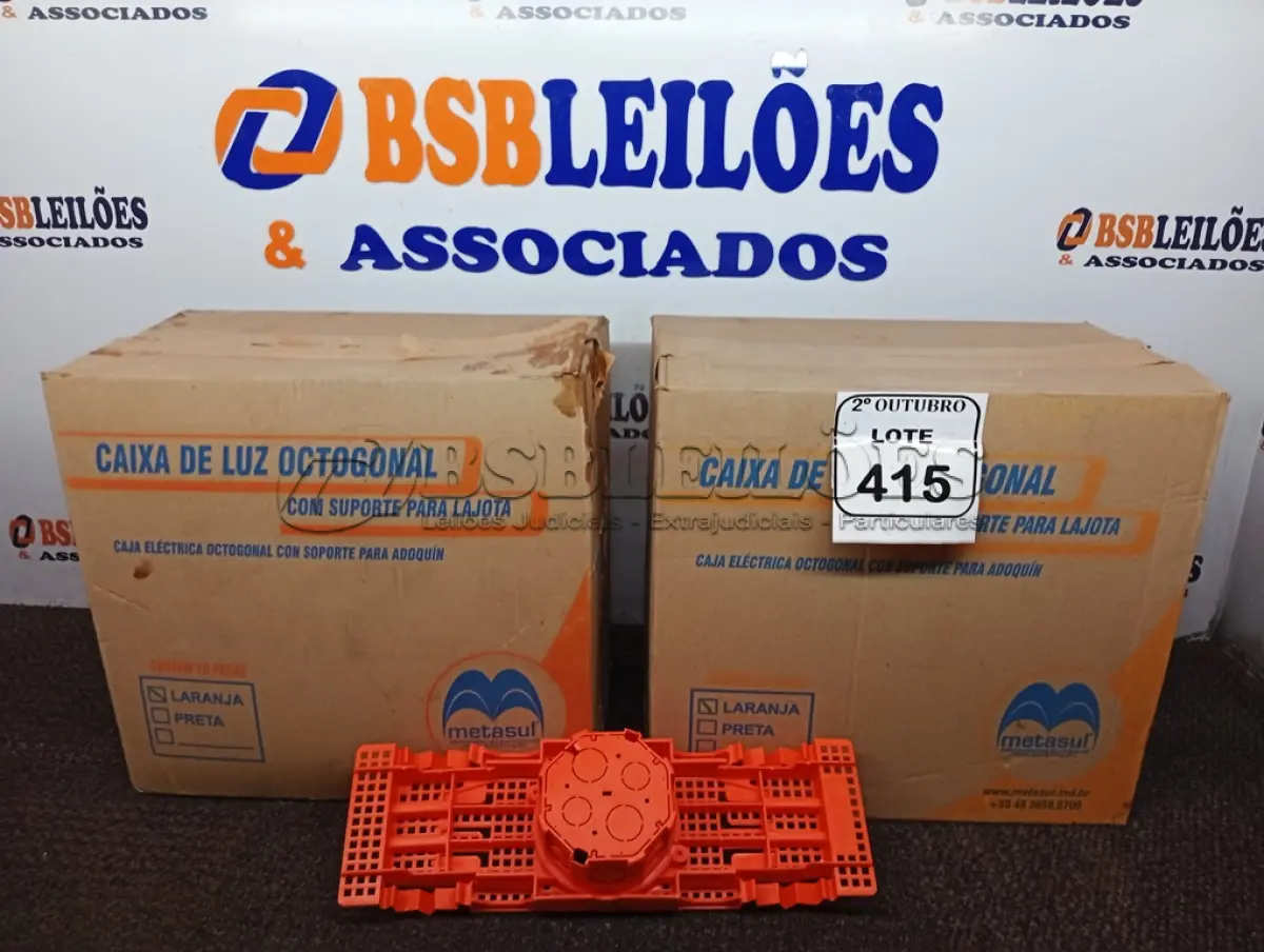 LOTE 415 - 02 CAIXAS DE LUZ OCTOGONAL. (NO ESTADO) ATENÇÃO! FAZER A VISITAÇÃO ANTES DE ARREMATAR, NÃO SABEMOS SE FUNCIONA. LEILÃO NÃO TEM GARANTIA E NEM DEVOLUÇÃO, SUJEITO A POSSÍVEIS AVARIAS VISÍVEIS/OCULTAS E/OU AUSÊNCIA DE COMPONENTES.