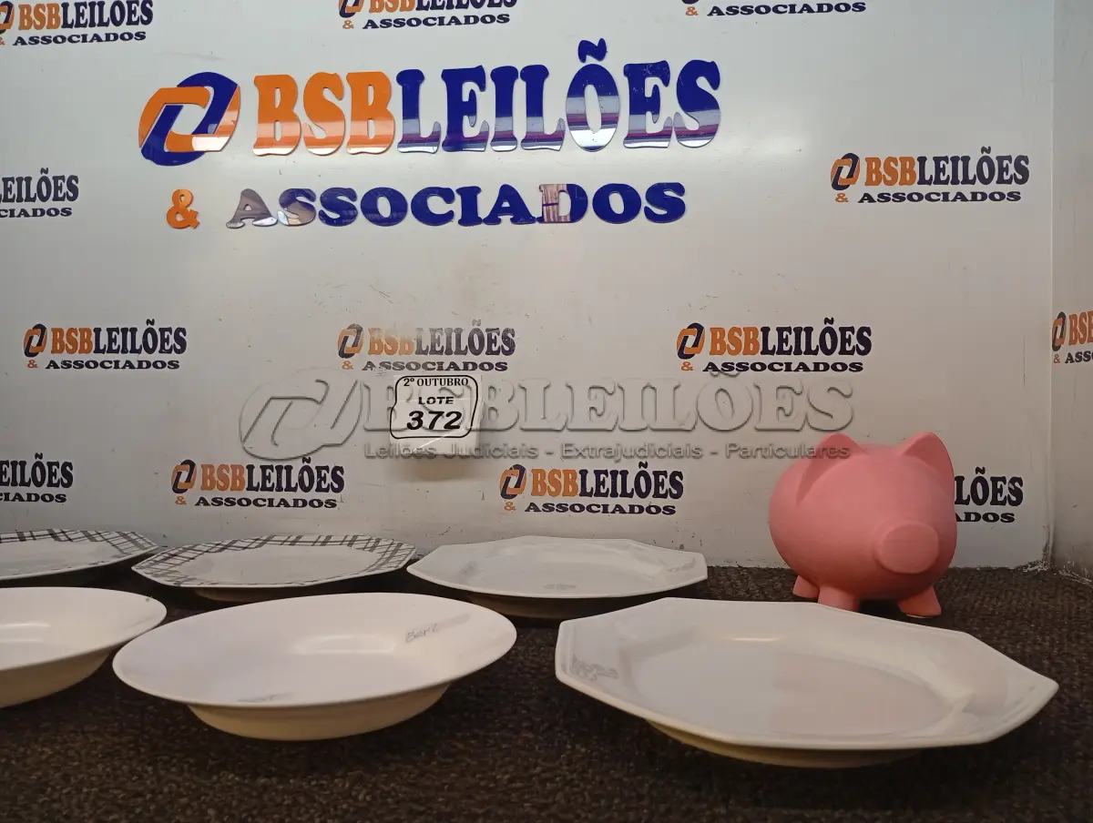 LOTE 372 - 06 PRATOS MODELOS DIVERSOS E 01 COFRE PORCO DE GESSO. (NO ESTADO) ATENÇÃO! FAZER A VISITAÇÃO ANTES DE ARREMATAR, NÃO SABEMOS SE FUNCIONA. LEILÃO NÃO TEM GARANTIA E NEM DEVOLUÇÃO, SUJEITO A POSSÍVEIS AVARIAS VISÍVEIS/OCULTAS E/OU AUSÊNCIA DE COMPONENTES.