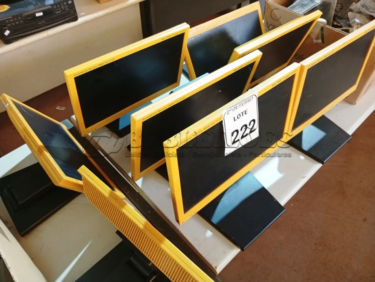 LOTE 222 - 08 MONITORES LCD MARCA CCE PARA RETIRADA DE PEÇAS. (NO ESTADO) ATENÇÃO! FAZER A VISITAÇÃO ANTES DE ARREMATAR, NÃO SABEMOS SE FUNCIONA. LEILÃO NÃO TEM GARANTIA E NEM DEVOLUÇÃO, SUJEITO A POSSÍVEIS AVARIAS VISÍVEIS/OCULTAS E/OU AUSÊNCIA DE COMPONENTES.