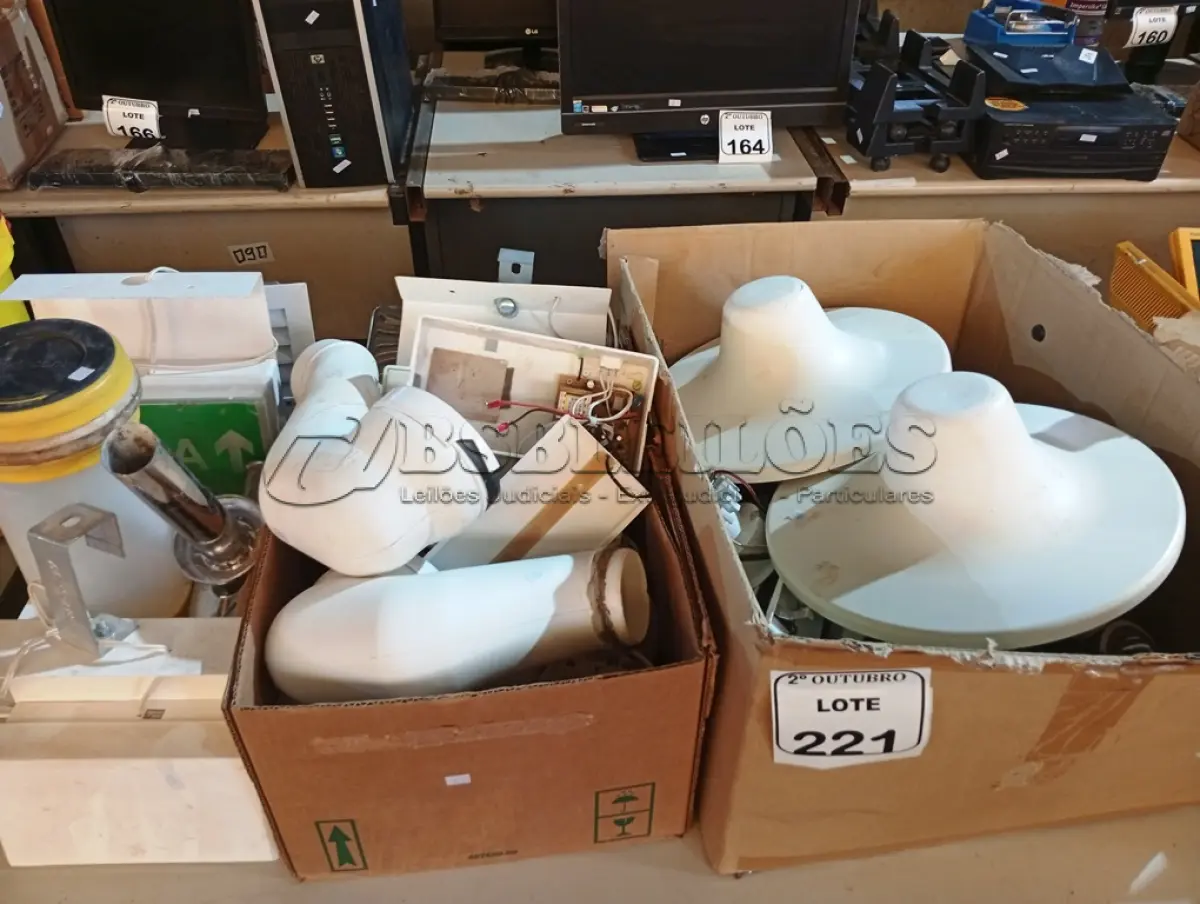 LOTE 221 - 01 LOTE COM VÁRIAS LUMINÁRIAS E MATERIAIS ELÉTRICOS DIVERSOS. (NO ESTADO) ATENÇÃO! FAZER A VISITAÇÃO ANTES DE ARREMATAR, NÃO SABEMOS SE FUNCIONA. LEILÃO NÃO TEM GARANTIA E NEM DEVOLUÇÃO, SUJEITO A POSSÍVEIS AVARIAS VISÍVEIS/OCULTAS E/OU AUSÊNCIA DE COMPONENTES.