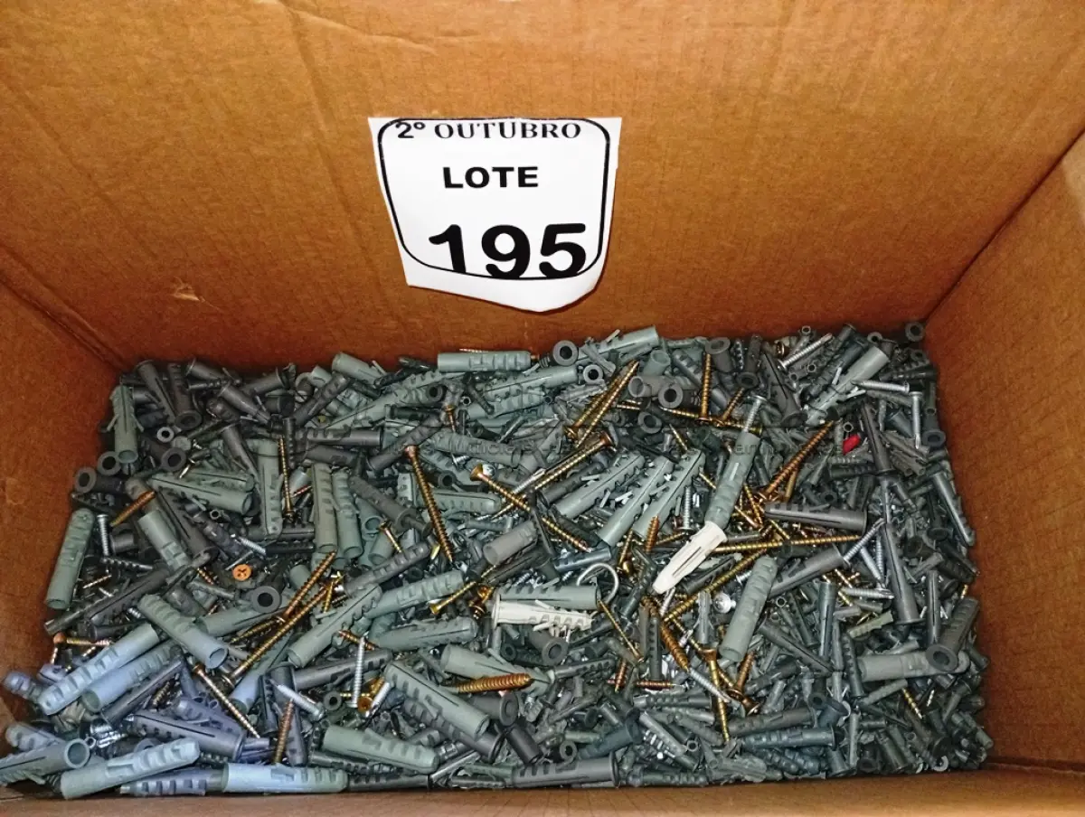 LOTE 195 - 01 LOTE COM GRANDE QUANTIDADE DE BUCHAS, PARAFUSOS E MATERIAIS DIVERSOS. (NO ESTADO) ATENÇÃO! FAZER A VISITAÇÃO ANTES DE ARREMATAR, NÃO SABEMOS SE FUNCIONA. LEILÃO NÃO TEM GARANTIA E NEM DEVOLUÇÃO, SUJEITO A POSSÍVEIS AVARIAS VISÍVEIS/OCULTAS E/OU AUSÊNCIA DE COMPONENTES.
