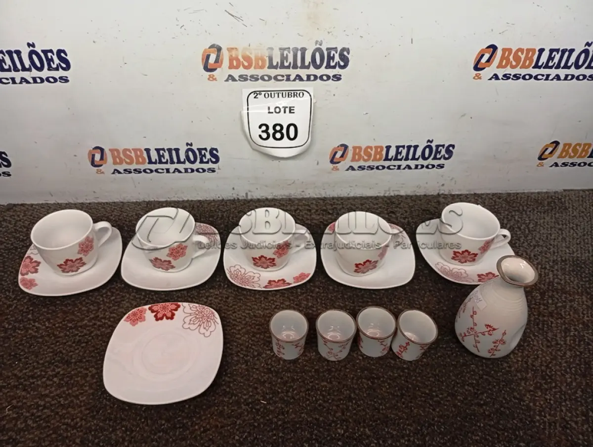 LOTE 380 - 01 JOGO DE 05 XICARAS COM PIRES E 01 KIT DE SAQUE. (NO ESTADO) ATENÇÃO! FAZER A VISITAÇÃO ANTES DE ARREMATAR, NÃO SABEMOS SE FUNCIONA. LEILÃO NÃO TEM GARANTIA E NEM DEVOLUÇÃO, SUJEITO A POSSÍVEIS AVARIAS VISÍVEIS/OCULTAS E/OU AUSÊNCIA DE COMPONENTES.