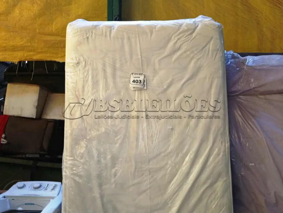 LOTE 403 - 01 CAMA BOX SOLTEIRÃO. (NO ESTADO) ATENÇÃO! FAZER A VISITAÇÃO ANTES DE ARREMATAR, NÃO SABEMOS SE FUNCIONA. LEILÃO NÃO TEM GARANTIA E NEM DEVOLUÇÃO, SUJEITO A POSSÍVEIS AVARIAS VISÍVEIS/OCULTAS E/OU AUSÊNCIA DE COMPONENTES.