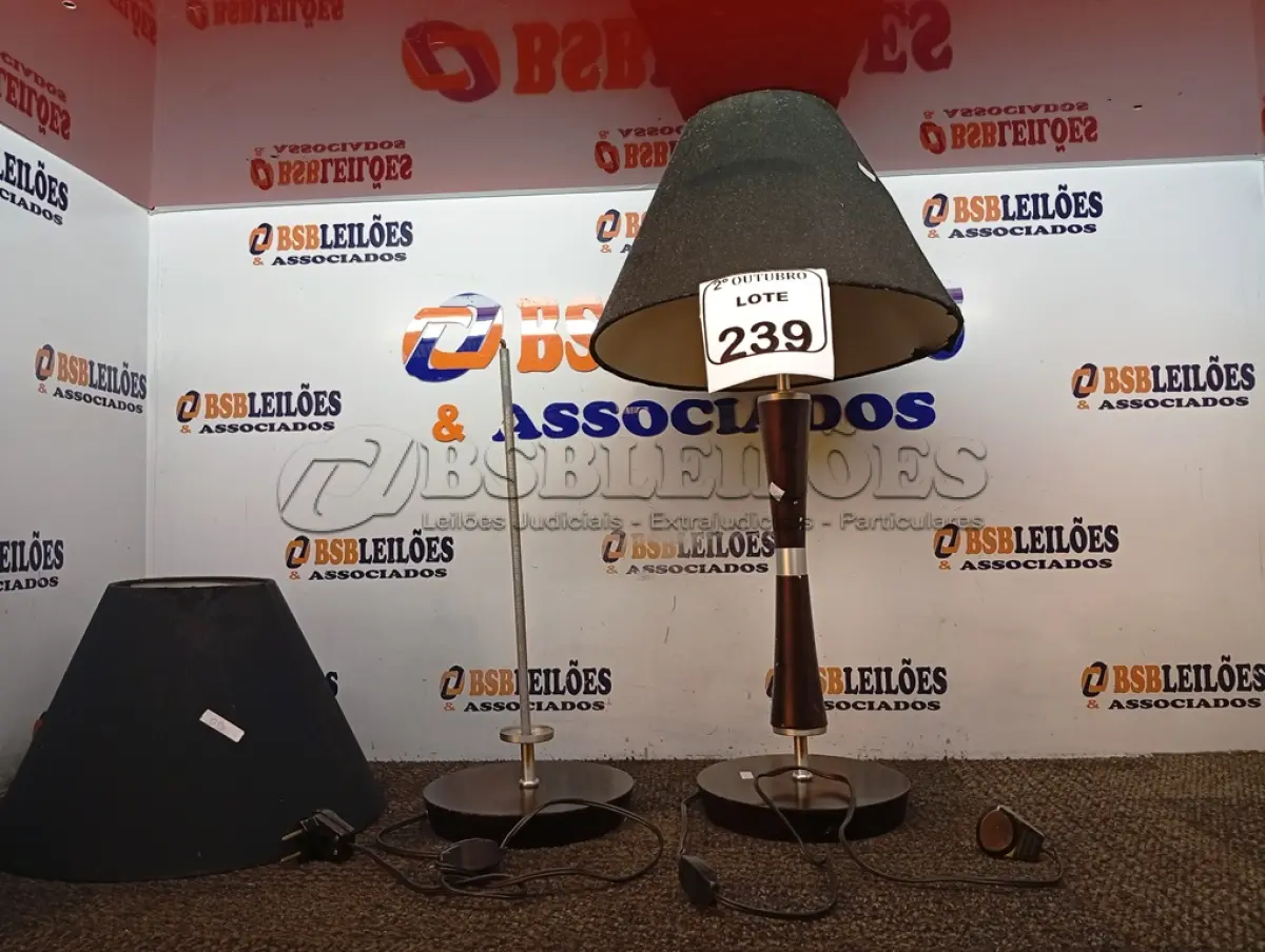 LOTE 239 - 02 ABAJURES C/AVARIAS. (NO ESTADO) ATENÇÃO! FAZER A VISITAÇÃO ANTES DE ARREMATAR, NÃO SABEMOS SE FUNCIONA. LEILÃO NÃO TEM GARANTIA E NEM DEVOLUÇÃO, SUJEITO A POSSÍVEIS AVARIAS VISÍVEIS/OCULTAS E/OU AUSÊNCIA DE COMPONENTES.
