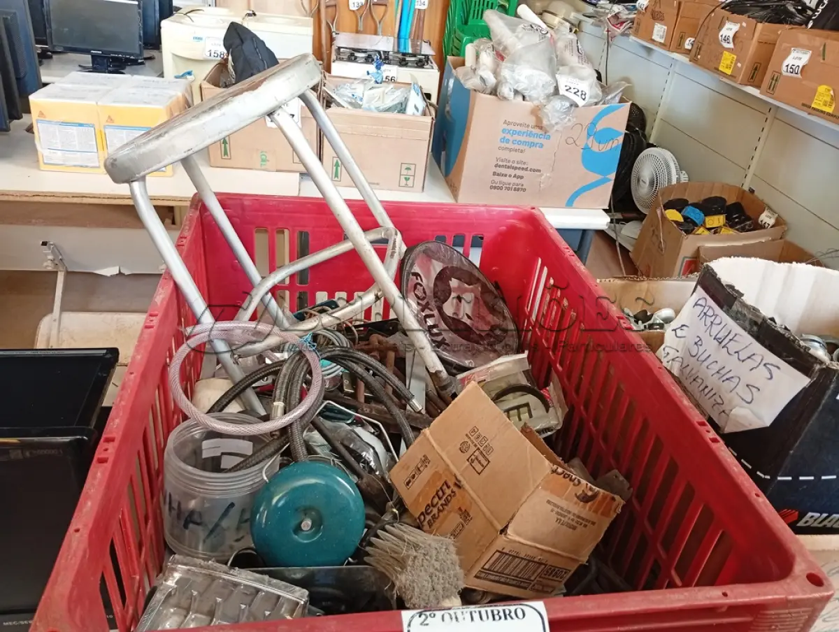 LOTE 267 - 01 LOTE COM GRANDE QUANTIDADE DE MATERIAIS DIVERSOS. (NO ESTADO) ATENÇÃO! FAZER A VISITAÇÃO ANTES DE ARREMATAR, NÃO SABEMOS SE FUNCIONA. LEILÃO NÃO TEM GARANTIA E NEM DEVOLUÇÃO, SUJEITO A POSSÍVEIS AVARIAS VISÍVEIS/OCULTAS E/OU AUSÊNCIA DE COMPONENTES.