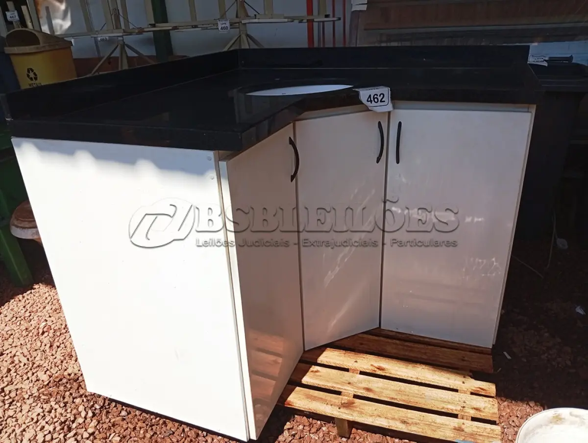 LOTE 462 - 01 ARMÁRIO DE CANTO PARA BANHEIRO COM PIA E PEDRA EM GRANITO (NO ESTADO) ATENÇÃO! FAZER A VISITAÇÃO ANTES DE ARREMATAR, NÃO SABEMOS SE FUNCIONA. LEILÃO NÃO TEM GARANTIA E NEM DEVOLUÇÃO, SUJEITO A POSSÍVEIS AVARIAS VISÍVEIS/OCULTAS E/OU AUSÊNCIA DE COMPONENTES.