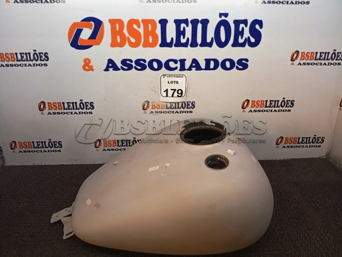 LOTE 179 - 01 TANQUE HARLEY DAIVDSON REDD KINNY. (NO ESTADO) ATENÇÃO! FAZER A VISITAÇÃO ANTES DE ARREMATAR, NÃO SABEMOS SE FUNCIONA. LEILÃO NÃO TEM GARANTIA E NEM DEVOLUÇÃO, SUJEITO A POSSÍVEIS AVARIAS VISÍVEIS/OCULTAS E/OU AUSÊNCIA DE COMPONENTES.