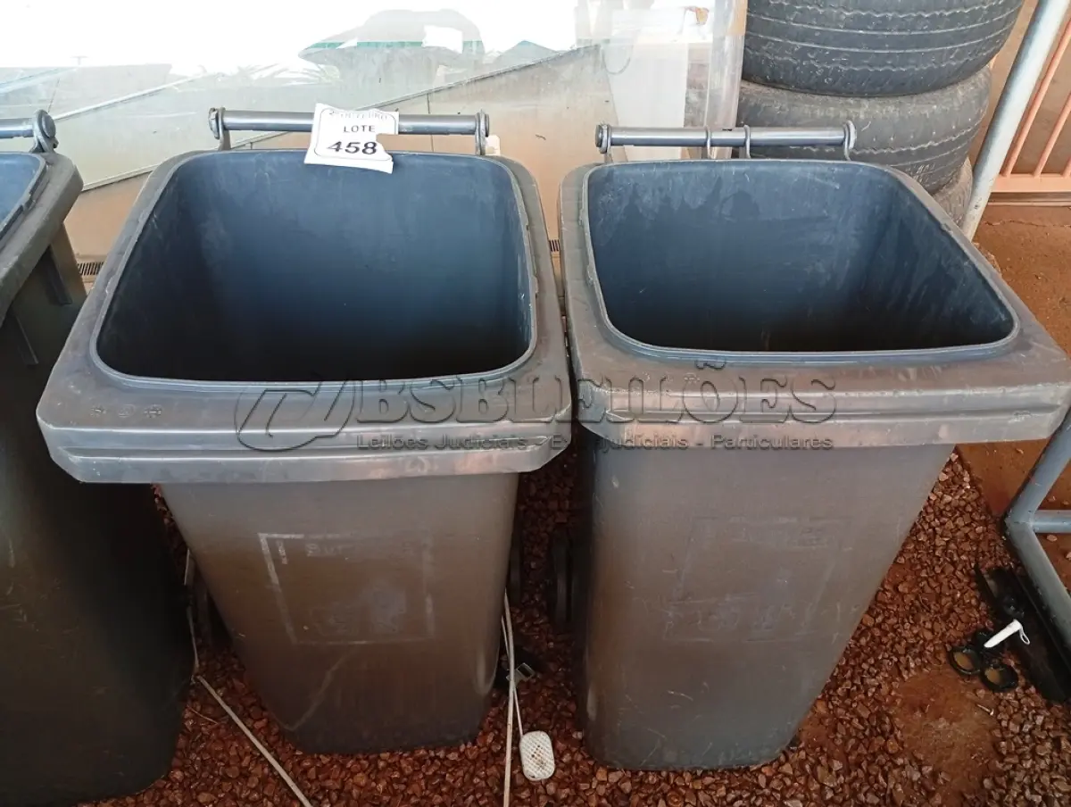 LOTE 458 - 03 LIXEIRAS COR PRETO SEM TAMPA. (NO ESTADO) ATENÇÃO! FAZER A VISITAÇÃO ANTES DE ARREMATAR, NÃO SABEMOS SE FUNCIONA. LEILÃO NÃO TEM GARANTIA E NEM DEVOLUÇÃO, SUJEITO A POSSÍVEIS AVARIAS VISÍVEIS/OCULTAS E/OU AUSÊNCIA DE COMPONENTES.