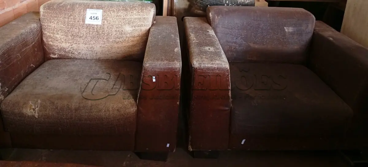LOTE 456 - 02 POLTRONAS EM CORINHO NA COR MARROM. (NO ESTADO) ATENÇÃO! FAZER A VISITAÇÃO ANTES DE ARREMATAR, NÃO SABEMOS SE FUNCIONA. LEILÃO NÃO TEM GARANTIA E NEM DEVOLUÇÃO, SUJEITO A POSSÍVEIS AVARIAS VISÍVEIS/OCULTAS E/OU AUSÊNCIA DE COMPONENTES.
