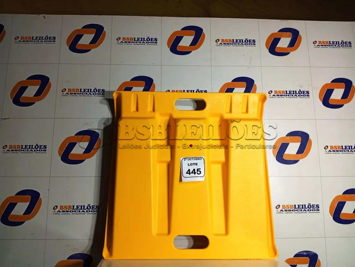 LOTE 445 - 01 RAMPA PORTÁTIL. (NO ESTADO) ATENÇÃO! FAZER A VISITAÇÃO ANTES DE ARREMATAR, NÃO SABEMOS SE FUNCIONA. LEILÃO NÃO TEM GARANTIA E NEM DEVOLUÇÃO, SUJEITO A POSSÍVEIS AVARIAS VISÍVEIS/OCULTAS E/OU AUSÊNCIA DE COMPONENTES.