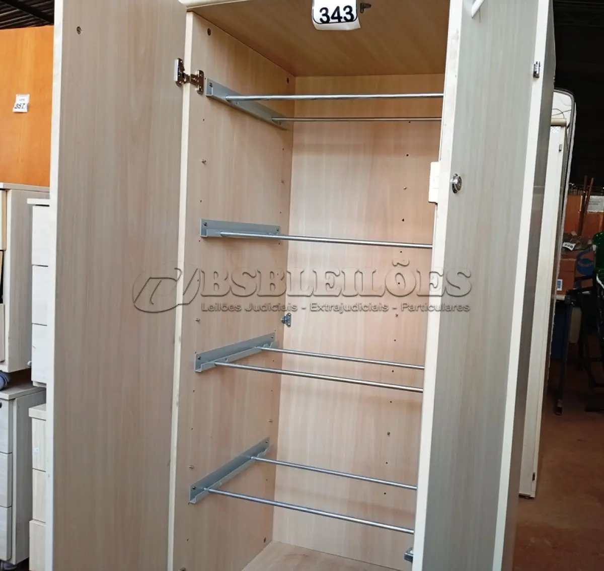 LOTE 343 - 01 ARMÁRIO PARA ESCRITÓRIO 02 PORTAS. (NO ESTADO) ATENÇÃO! FAZER A VISITAÇÃO ANTES DE ARREMATAR, NÃO SABEMOS SE FUNCIONA. LEILÃO NÃO TEM GARANTIA E NEM DEVOLUÇÃO, SUJEITO A POSSÍVEIS AVARIAS VISÍVEIS/OCULTAS E/OU AUSÊNCIA DE COMPONENTES.