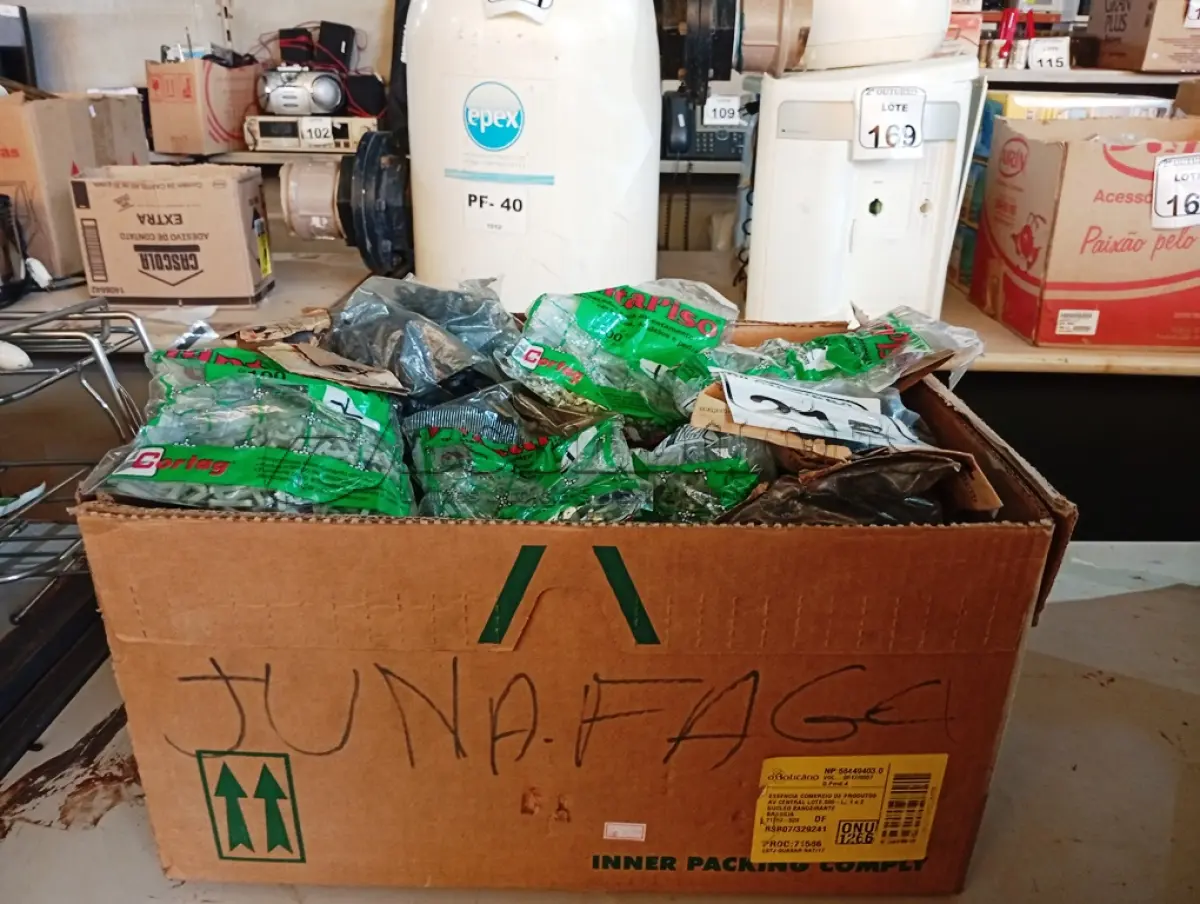 LOTE 215 - 01 LOTE COM GRANDE QUANTIDADE DE ESPAÇADORES PARA ASSENTAMENTO DE PISO E MATERIAIS DIVERSOS. (NO ESTADO) ATENÇÃO! FAZER A VISITAÇÃO ANTES DE ARREMATAR, NÃO SABEMOS SE FUNCIONA. LEILÃO NÃO TEM GARANTIA E NEM DEVOLUÇÃO, SUJEITO A POSSÍVEIS AVARIAS VISÍVEIS/OCULTAS E/OU AUSÊNCIA DE COMPONENTES.