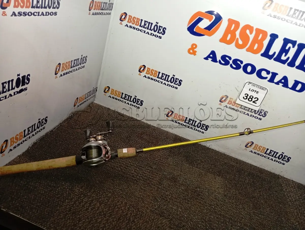 LOTE 382 - 01 VARA DE PESCA E 01 CARRETILHA MARURI TNT10 LH LADO ESQUERDO. (NO ESTADO) ATENÇÃO! FAZER A VISITAÇÃO ANTES DE ARREMATAR, NÃO SABEMOS SE FUNCIONA. LEILÃO NÃO TEM GARANTIA E NEM DEVOLUÇÃO, SUJEITO A POSSÍVEIS AVARIAS VISÍVEIS/OCULTAS E/OU AUSÊNCIA DE COMPONENTES.
