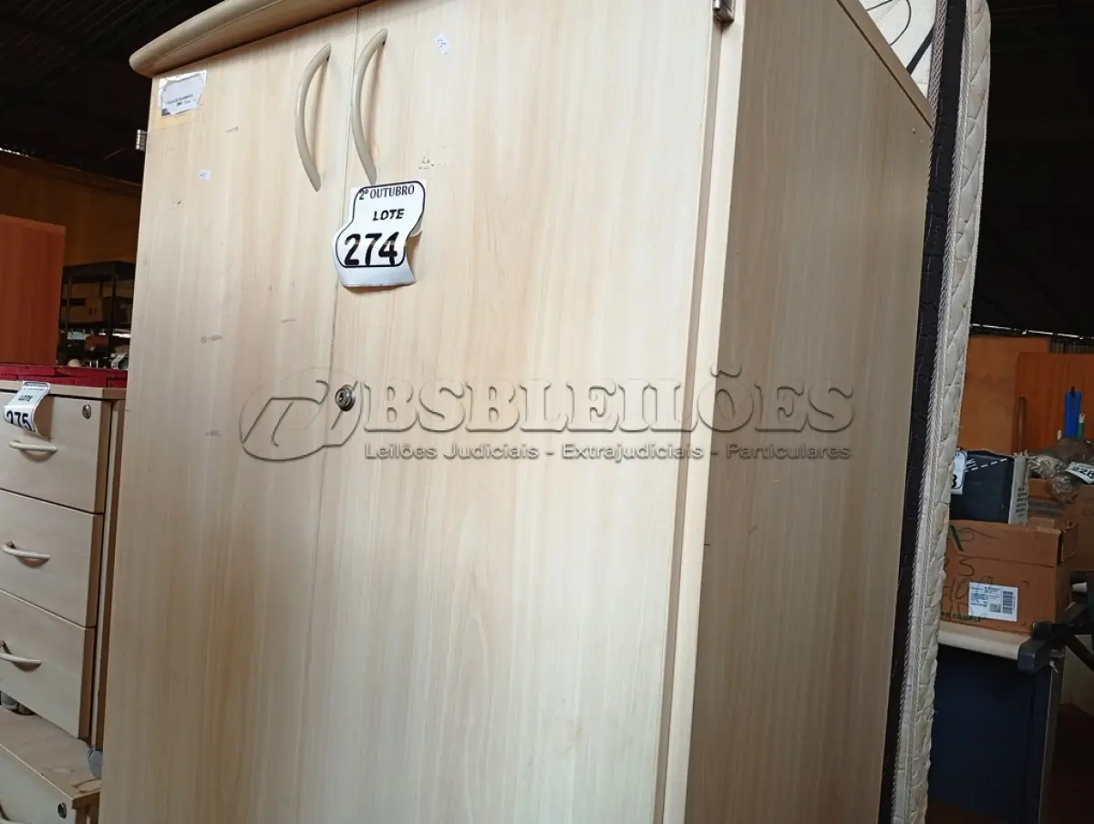 LOTE 274 - 01 ARMÁRIO PARA ESCRITÓRIO DE 02 PORTAS. (NO ESTADO) ATENÇÃO! FAZER A VISITAÇÃO ANTES DE ARREMATAR, NÃO SABEMOS SE FUNCIONA. LEILÃO NÃO TEM GARANTIA E NEM DEVOLUÇÃO, SUJEITO A POSSÍVEIS AVARIAS VISÍVEIS/OCULTAS E/OU AUSÊNCIA DE COMPONENTES.
