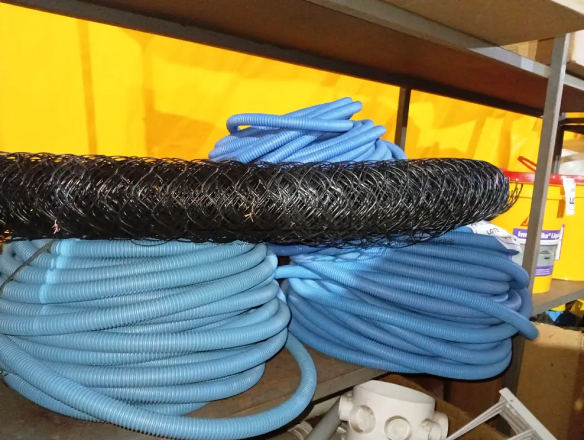 LOTE 446 - 03 ROLOS DE MANGUEIRA ELETRODUTO CONDUITE CORRUGADO E 01 ROLO DE TELA DE PLÁSTICO. (NO ESTADO) ATENÇÃO! FAZER A VISITAÇÃO ANTES DE ARREMATAR, NÃO SABEMOS SE FUNCIONA. LEILÃO NÃO TEM GARANTIA E NEM DEVOLUÇÃO, SUJEITO A POSSÍVEIS AVARIAS VISÍVEIS/OCULTAS E/OU AUSÊNCIA DE COMPONENTES.