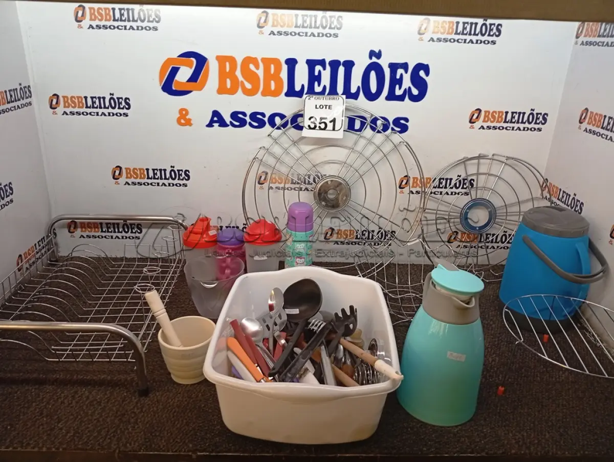 LOTE 351 - 01 LOTE C/DIVERSOS UTENSÍLIOS P/ COZINHA. (NO ESTADO) ATENÇÃO! FAZER A VISITAÇÃO ANTES DE ARREMATAR, NÃO SABEMOS SE FUNCIONA. LEILÃO NÃO TEM GARANTIA E NEM DEVOLUÇÃO, SUJEITO A POSSÍVEIS AVARIAS VISÍVEIS/OCULTAS E/OU AUSÊNCIA DE COMPONENTES.
