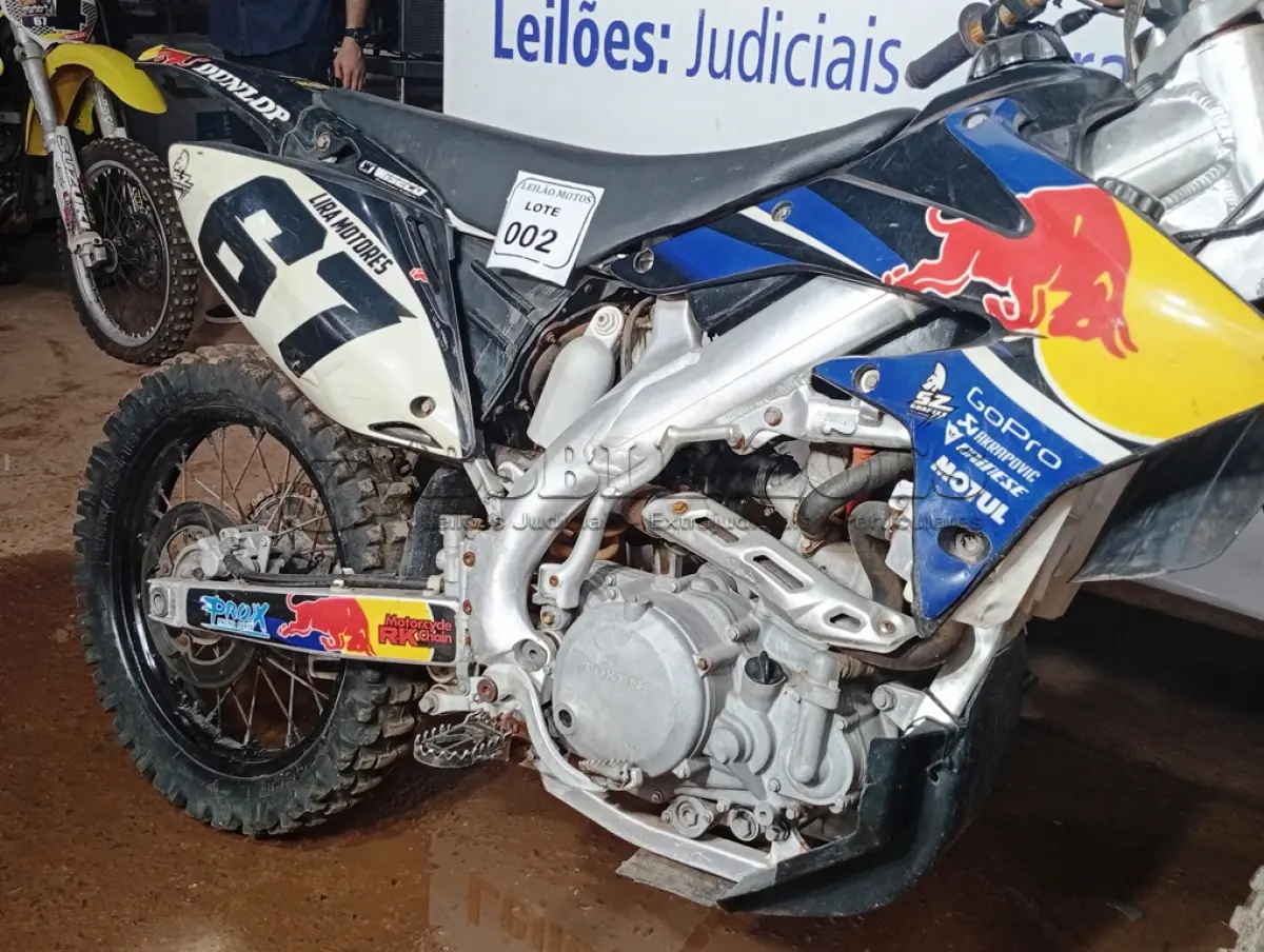 LOTE 002 - 01 MOTO DE MOTOCROSS TOKENS REDBULL MOTOR 250CC; COR PRETA C/BRANCA; ANO 2013 (NO ESTADO)