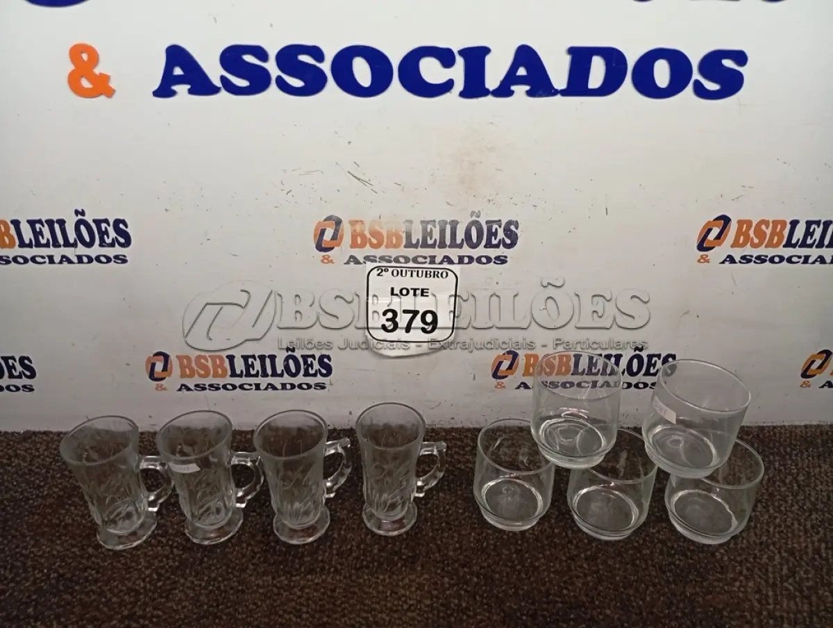 LOTE 379 - 09 COPOS DE VIDRO DIVERSOS. (NO ESTADO) ATENÇÃO! FAZER A VISITAÇÃO ANTES DE ARREMATAR, NÃO SABEMOS SE FUNCIONA. LEILÃO NÃO TEM GARANTIA E NEM DEVOLUÇÃO, SUJEITO A POSSÍVEIS AVARIAS VISÍVEIS/OCULTAS E/OU AUSÊNCIA DE COMPONENTES.