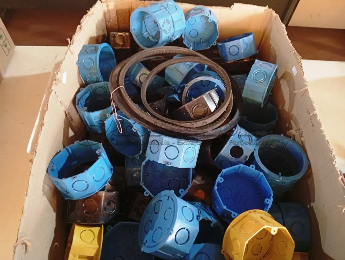 LOTE 217 - 01 LOTE COM DIVERSAS CAIXAS DE LUZ DE FERRO E PLÁSTICO. (NO ESTADO) ATENÇÃO! FAZER A VISITAÇÃO ANTES DE ARREMATAR, NÃO SABEMOS SE FUNCIONA. LEILÃO NÃO TEM GARANTIA E NEM DEVOLUÇÃO, SUJEITO A POSSÍVEIS AVARIAS VISÍVEIS/OCULTAS E/OU AUSÊNCIA DE COMPONENTES.