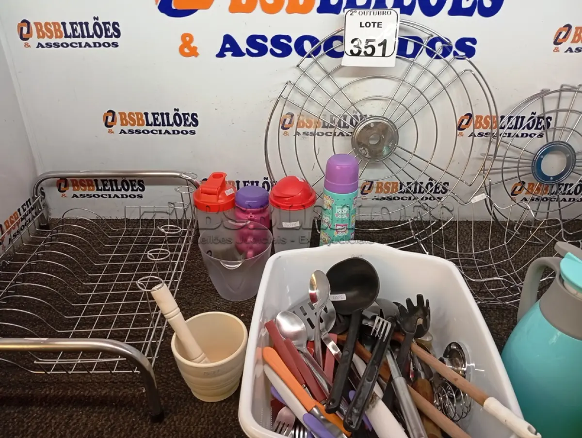 LOTE 351 - 01 LOTE C/DIVERSOS UTENSÍLIOS P/ COZINHA. (NO ESTADO) ATENÇÃO! FAZER A VISITAÇÃO ANTES DE ARREMATAR, NÃO SABEMOS SE FUNCIONA. LEILÃO NÃO TEM GARANTIA E NEM DEVOLUÇÃO, SUJEITO A POSSÍVEIS AVARIAS VISÍVEIS/OCULTAS E/OU AUSÊNCIA DE COMPONENTES.