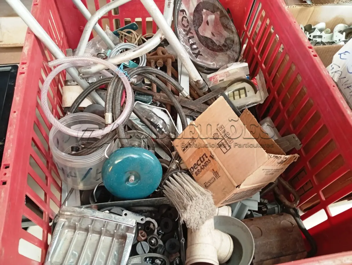 LOTE 267 - 01 LOTE COM GRANDE QUANTIDADE DE MATERIAIS DIVERSOS. (NO ESTADO) ATENÇÃO! FAZER A VISITAÇÃO ANTES DE ARREMATAR, NÃO SABEMOS SE FUNCIONA. LEILÃO NÃO TEM GARANTIA E NEM DEVOLUÇÃO, SUJEITO A POSSÍVEIS AVARIAS VISÍVEIS/OCULTAS E/OU AUSÊNCIA DE COMPONENTES.