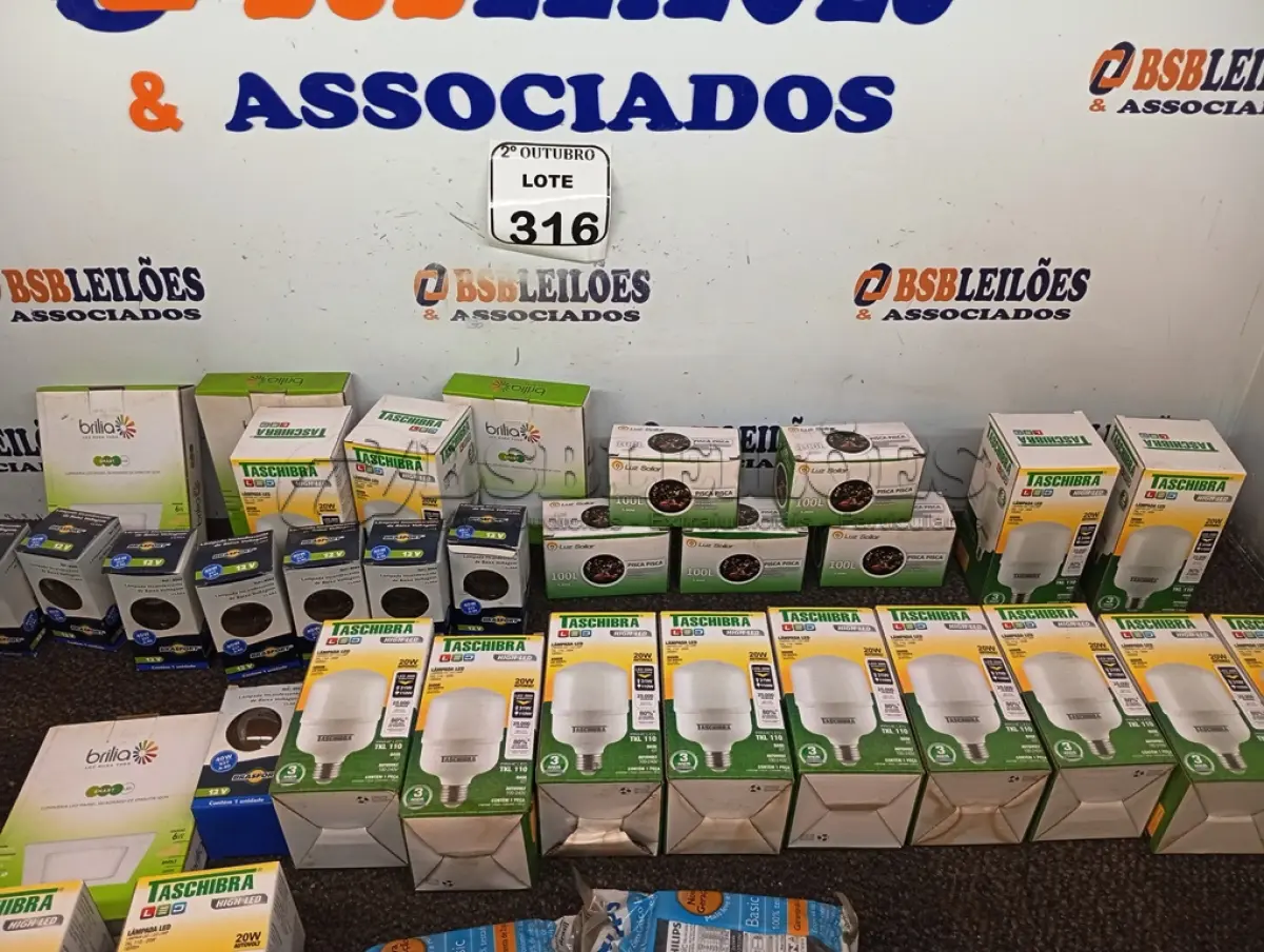 LOTE 316 - 01 LOTE COM DIVERSAS LÂMPADAS, PISCA-PISCAS E MATERIAIS DIVERSOS. (NO ESTADO) ATENÇÃO! FAZER A VISITAÇÃO ANTES DE ARREMATAR, NÃO SABEMOS SE FUNCIONA. LEILÃO NÃO TEM GARANTIA E NEM DEVOLUÇÃO, SUJEITO A POSSÍVEIS AVARIAS VISÍVEIS/OCULTAS E/OU AUSÊNCIA DE COMPONENTES.