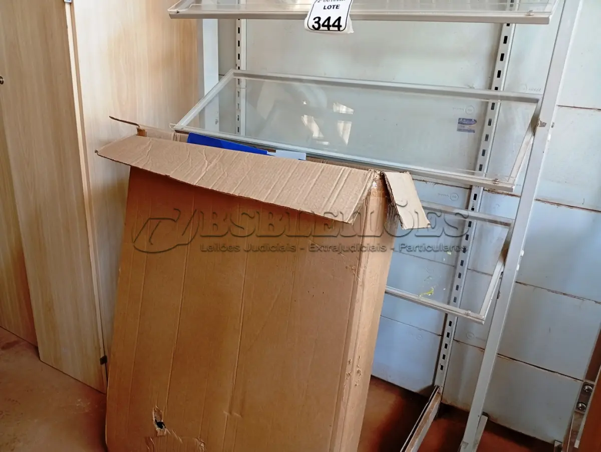 LOTE 344 - 01 EXPOSITOR COM 05 BANDEJAS. (NO ESTADO) ATENÇÃO! FAZER A VISITAÇÃO ANTES DE ARREMATAR, NÃO SABEMOS SE FUNCIONA. LEILÃO NÃO TEM GARANTIA E NEM DEVOLUÇÃO, SUJEITO A POSSÍVEIS AVARIAS VISÍVEIS/OCULTAS E/OU AUSÊNCIA DE COMPONENTES.