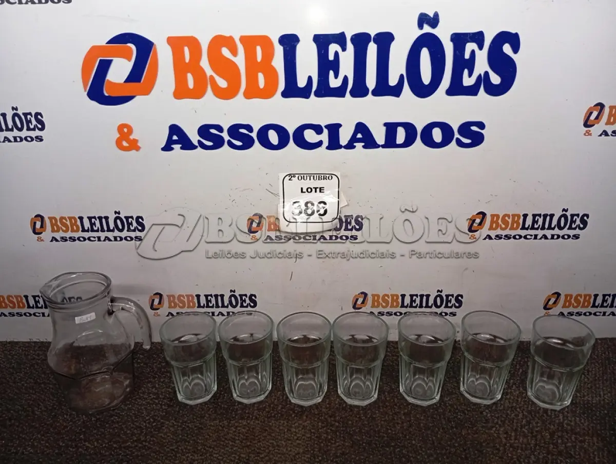 LOTE 386 - 01 JARRA DE VIDRO COM 07 COPOS. (NO ESTADO) ATENÇÃO! FAZER A VISITAÇÃO ANTES DE ARREMATAR, NÃO SABEMOS SE FUNCIONA. LEILÃO NÃO TEM GARANTIA E NEM DEVOLUÇÃO, SUJEITO A POSSÍVEIS AVARIAS VISÍVEIS/OCULTAS E/OU AUSÊNCIA DE COMPONENTES.