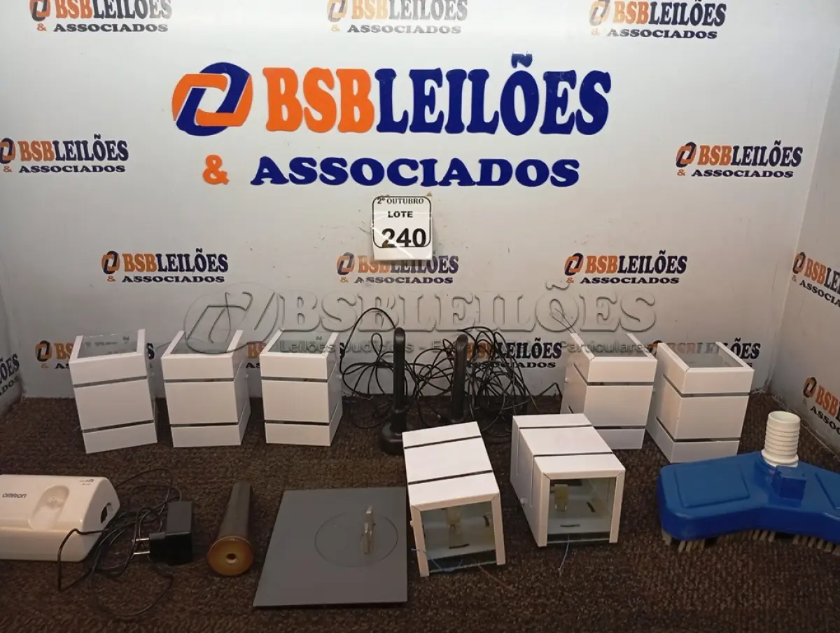 LOTE 240 - 01 ESCOVA PARA PISCINA E MATERIAIS DIVERSOS. (NO ESTADO) ATENÇÃO! FAZER A VISITAÇÃO ANTES DE ARREMATAR, NÃO SABEMOS SE FUNCIONA. LEILÃO NÃO TEM GARANTIA E NEM DEVOLUÇÃO, SUJEITO A POSSÍVEIS AVARIAS VISÍVEIS/OCULTAS E/OU AUSÊNCIA DE COMPONENTES.