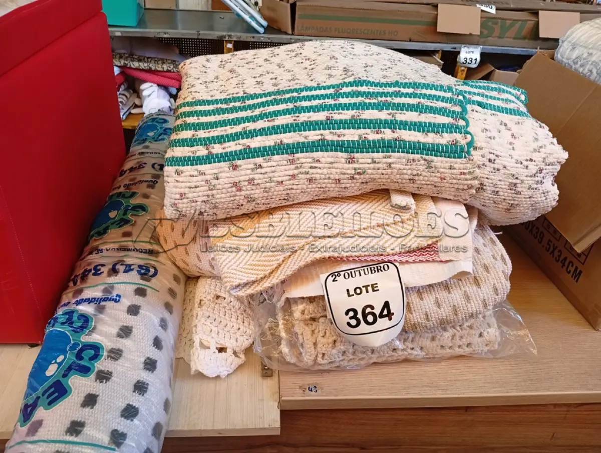 LOTE 364 - 01 LOTE C/DIVERSAS MANTAS DE CROCHÊ P/CAMA E TAPETES. (NO ESTADO) ATENÇÃO! FAZER A VISITAÇÃO ANTES DE ARREMATAR, NÃO SABEMOS SE FUNCIONA. LEILÃO NÃO TEM GARANTIA E NEM DEVOLUÇÃO, SUJEITO A POSSÍVEIS AVARIAS VISÍVEIS/OCULTAS E/OU AUSÊNCIA DE COMPONENTES.