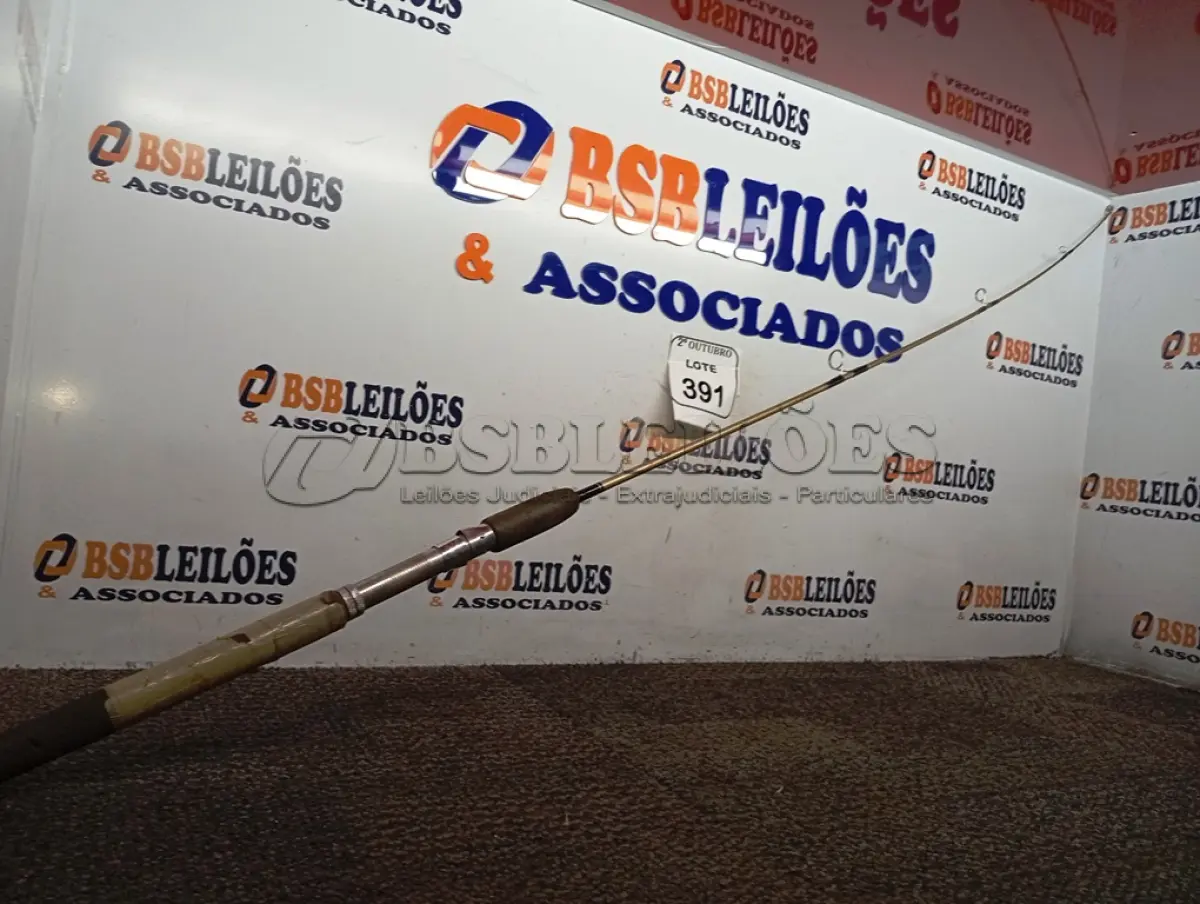 LOTE 391 - 01 VARA DE PESCA S/MOLINETE. (NO ESTADO) ATENÇÃO! FAZER A VISITAÇÃO ANTES DE ARREMATAR, NÃO SABEMOS SE FUNCIONA. LEILÃO NÃO TEM GARANTIA E NEM DEVOLUÇÃO, SUJEITO A POSSÍVEIS AVARIAS VISÍVEIS/OCULTAS E/OU AUSÊNCIA DE COMPONENTES.