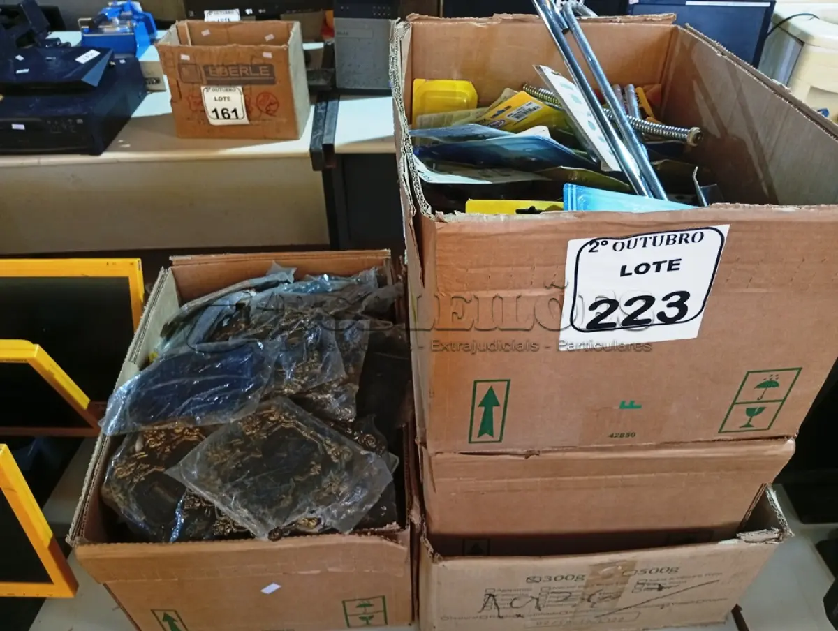 LOTE 223 - 01 LOTE COM GRANDE QUANTIDADE DE MATERIAIS ELÉTRICOS. (NO ESTADO) ATENÇÃO! FAZER A VISITAÇÃO ANTES DE ARREMATAR, NÃO SABEMOS SE FUNCIONA. LEILÃO NÃO TEM GARANTIA E NEM DEVOLUÇÃO, SUJEITO A POSSÍVEIS AVARIAS VISÍVEIS/OCULTAS E/OU AUSÊNCIA DE COMPONENTES.