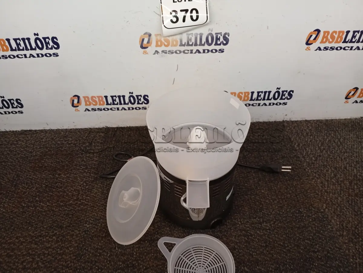 LOTE 370 - 01 ESPREMEDOR DE FRUTAS MARCA LOREN SIDE. (NO ESTADO) ATENÇÃO! FAZER A VISITAÇÃO ANTES DE ARREMATAR, NÃO SABEMOS SE FUNCIONA. LEILÃO NÃO TEM GARANTIA E NEM DEVOLUÇÃO, SUJEITO A POSSÍVEIS AVARIAS VISÍVEIS/OCULTAS E/OU AUSÊNCIA DE COMPONENTES.