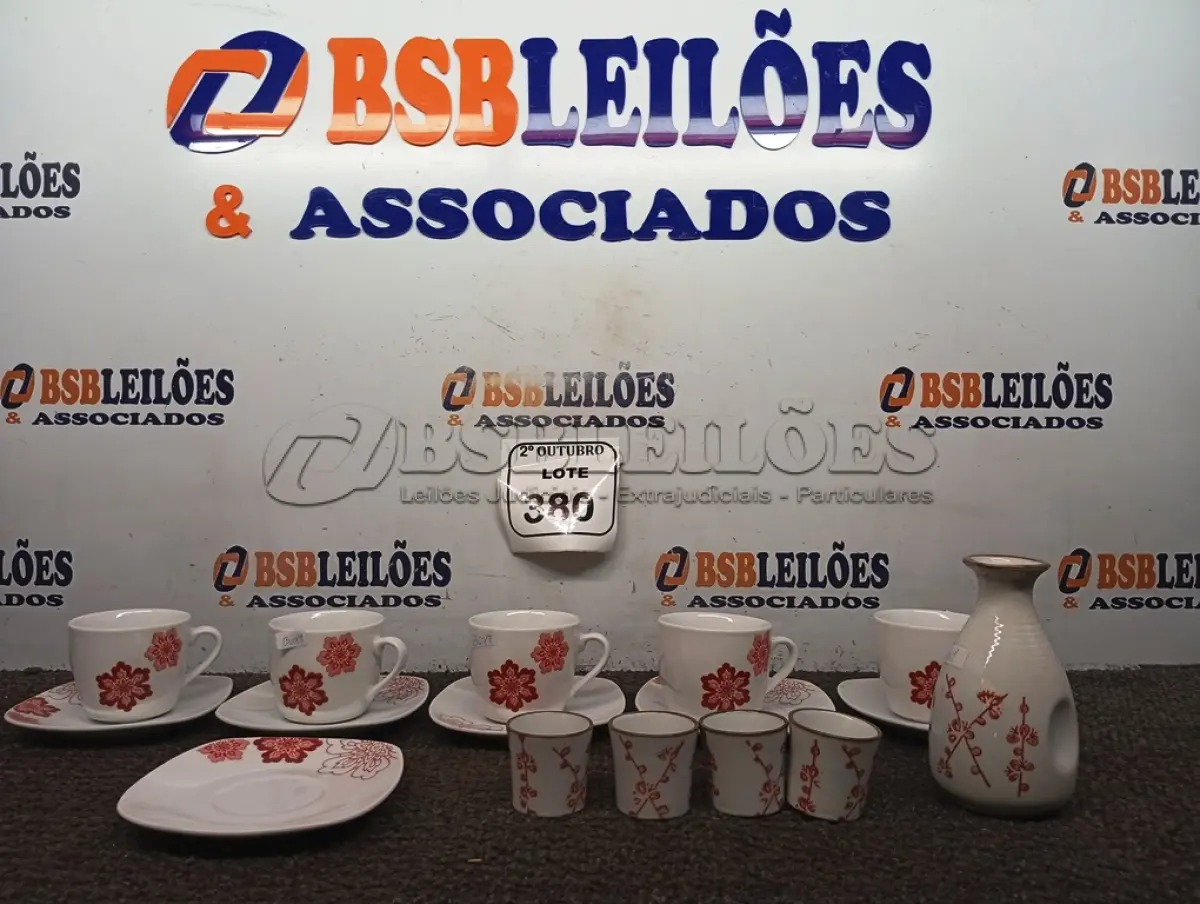 LOTE 380 - 01 JOGO DE 05 XICARAS COM PIRES E 01 KIT DE SAQUE. (NO ESTADO) ATENÇÃO! FAZER A VISITAÇÃO ANTES DE ARREMATAR, NÃO SABEMOS SE FUNCIONA. LEILÃO NÃO TEM GARANTIA E NEM DEVOLUÇÃO, SUJEITO A POSSÍVEIS AVARIAS VISÍVEIS/OCULTAS E/OU AUSÊNCIA DE COMPONENTES.