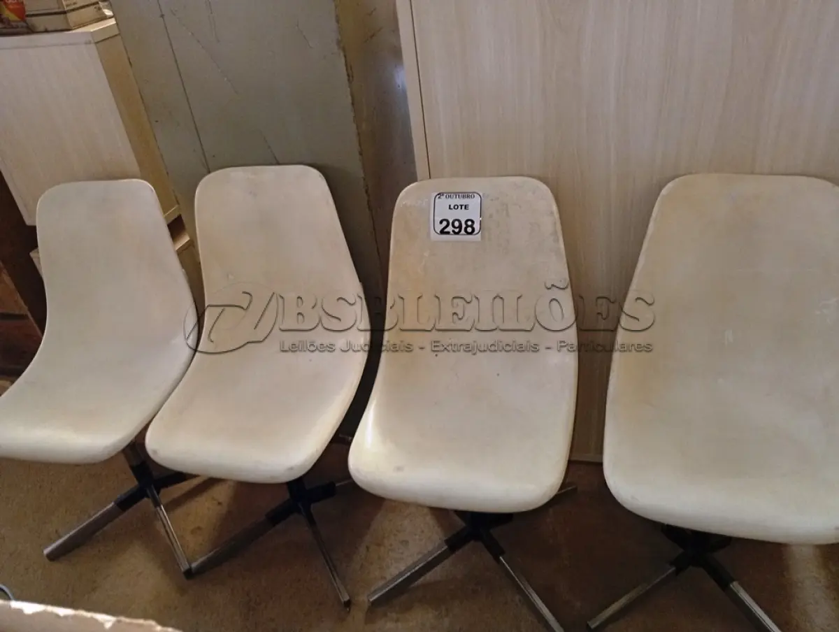 LOTE 298 - 04 CADEIRAS BASE DE FERRO C/ACENTO EM PLÁSTICO. (NO ESTADO) ATENÇÃO! FAZER A VISITAÇÃO ANTES DE ARREMATAR, NÃO SABEMOS SE FUNCIONA. LEILÃO NÃO TEM GARANTIA E NEM DEVOLUÇÃO, SUJEITO A POSSÍVEIS AVARIAS VISÍVEIS/OCULTAS E/OU AUSÊNCIA DE COMPONENTES.