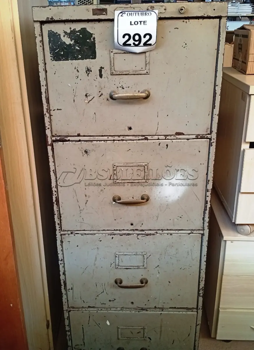 LOTE 292 - 01 ARQUIVO DE AÇO 04 GAVETAS. (NO ESTADO) ATENÇÃO! FAZER A VISITAÇÃO ANTES DE ARREMATAR, NÃO SABEMOS SE FUNCIONA. LEILÃO NÃO TEM GARANTIA E NEM DEVOLUÇÃO, SUJEITO A POSSÍVEIS AVARIAS VISÍVEIS/OCULTAS E/OU AUSÊNCIA DE COMPONENTES.