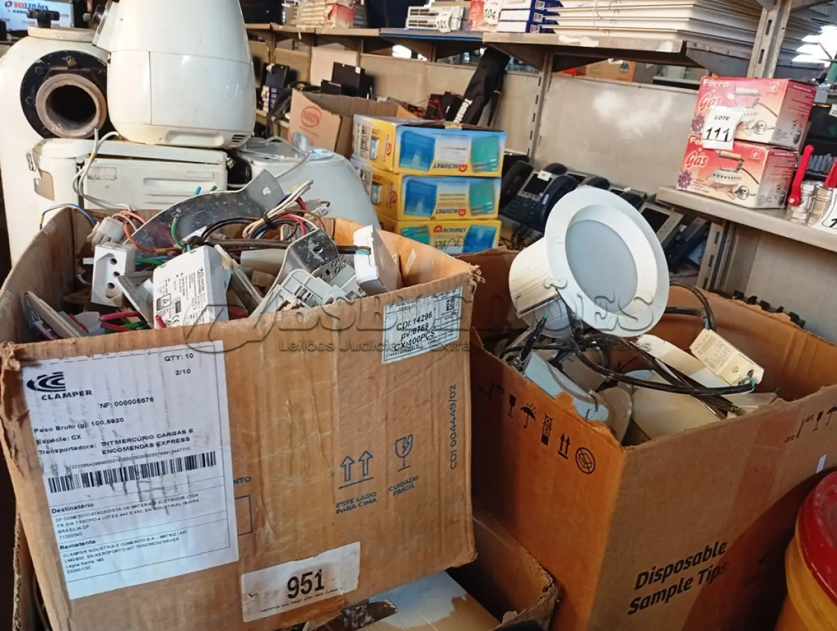 LOTE 167 - 01 LOTE COM VÁRIAS LUMINÁRIAS E MATERIAIS ELÉTRICOS DIVERSOS. (NO ESTADO) ATENÇÃO! FAZER A VISITAÇÃO ANTES DE ARREMATAR, NÃO SABEMOS SE FUNCIONA. LEILÃO NÃO TEM GARANTIA E NEM DEVOLUÇÃO, SUJEITO A POSSÍVEIS AVARIAS VISÍVEIS/OCULTAS E/OU AUSÊNCIA DE COMPONENTES.