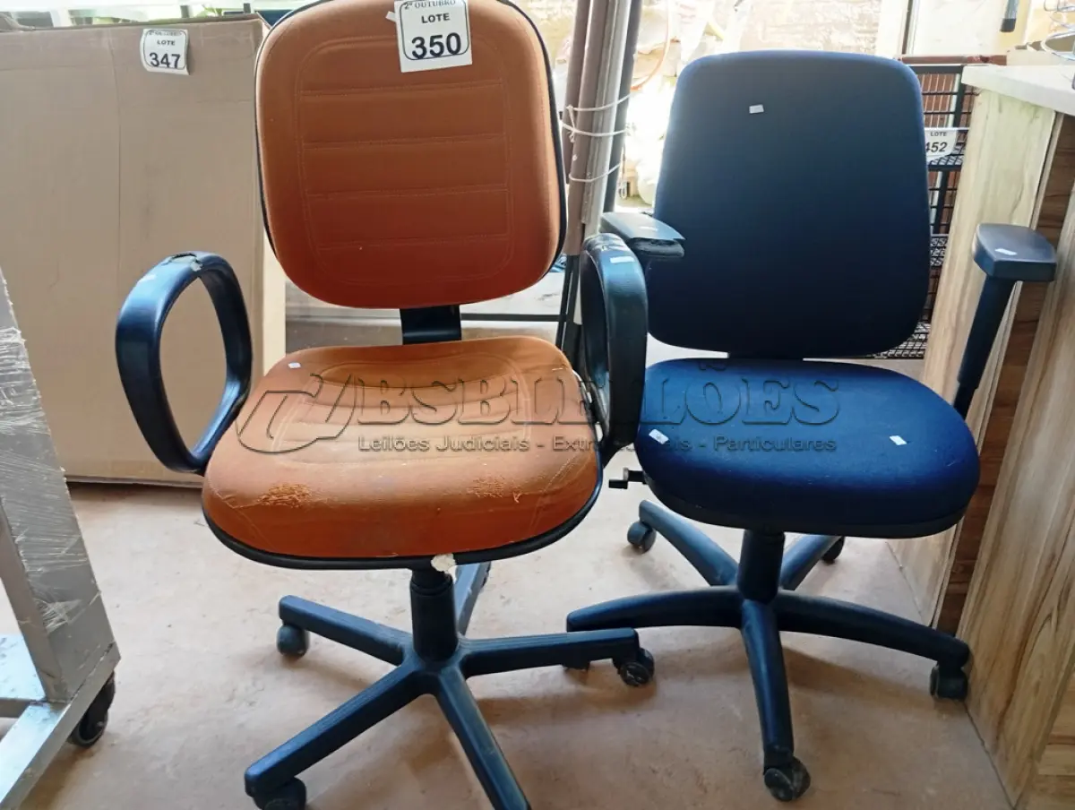 LOTE 350 - 02 CADEIRAS GIRATÓRIAS P/ESCRITÓRIO. (NO ESTADO) ATENÇÃO! FAZER A VISITAÇÃO ANTES DE ARREMATAR, NÃO SABEMOS SE FUNCIONA. LEILÃO NÃO TEM GARANTIA E NEM DEVOLUÇÃO, SUJEITO A POSSÍVEIS AVARIAS VISÍVEIS/OCULTAS E/OU AUSÊNCIA DE COMPONENTES.