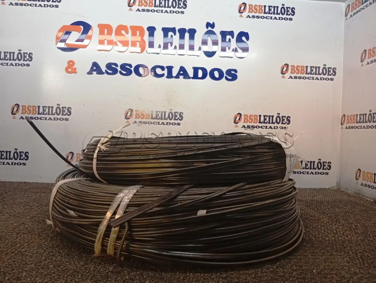 LOTE 172 - 02 ROLOS DE CABOS PARA TVS ANTIGAS. (NO ESTADO) ATENÇÃO! FAZER A VISITAÇÃO ANTES DE ARREMATAR, NÃO SABEMOS SE FUNCIONA. LEILÃO NÃO TEM GARANTIA E NEM DEVOLUÇÃO, SUJEITO A POSSÍVEIS AVARIAS VISÍVEIS/OCULTAS E/OU AUSÊNCIA DE COMPONENTES.