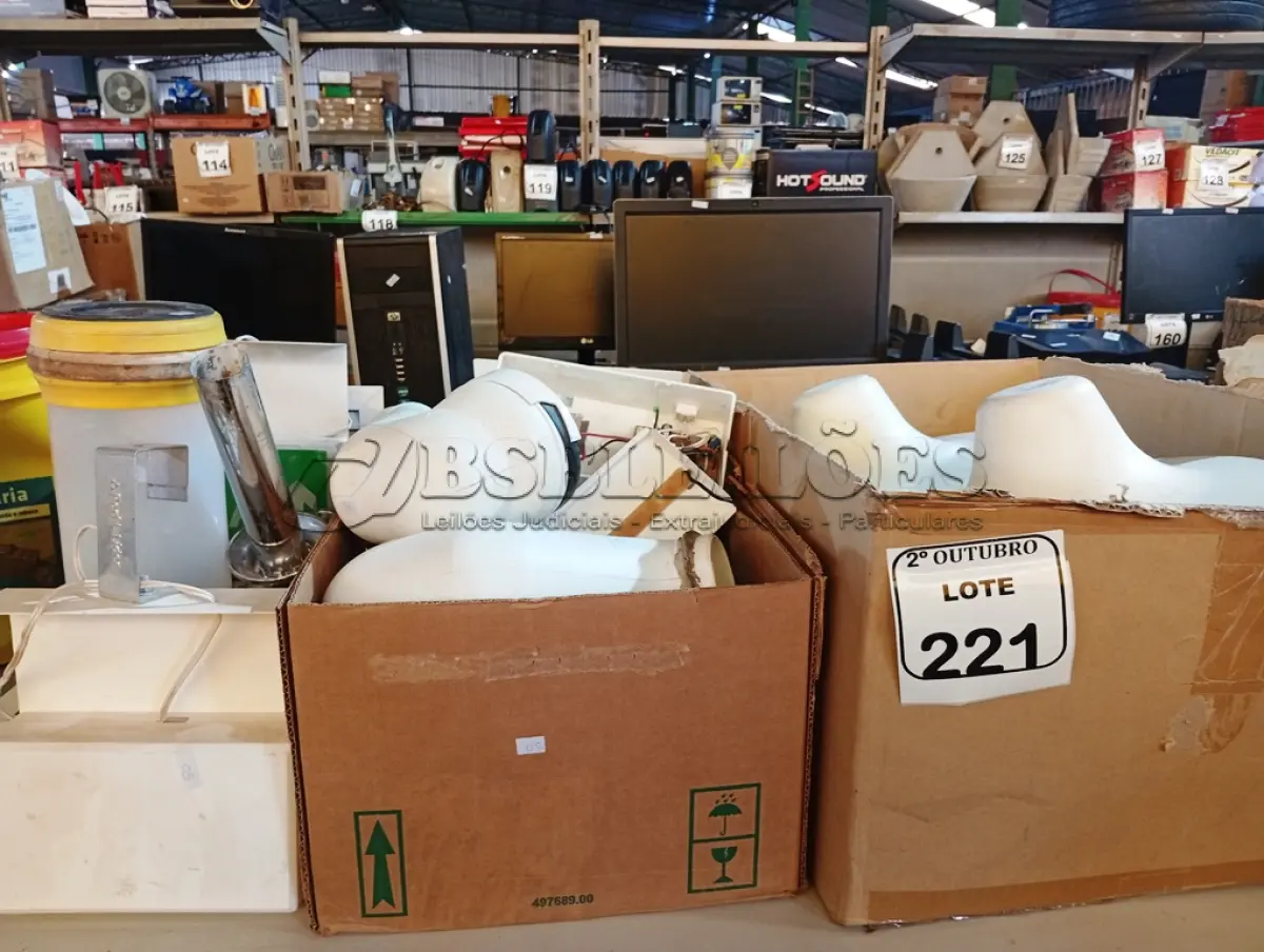 LOTE 221 - 01 LOTE COM VÁRIAS LUMINÁRIAS E MATERIAIS ELÉTRICOS DIVERSOS. (NO ESTADO) ATENÇÃO! FAZER A VISITAÇÃO ANTES DE ARREMATAR, NÃO SABEMOS SE FUNCIONA. LEILÃO NÃO TEM GARANTIA E NEM DEVOLUÇÃO, SUJEITO A POSSÍVEIS AVARIAS VISÍVEIS/OCULTAS E/OU AUSÊNCIA DE COMPONENTES.