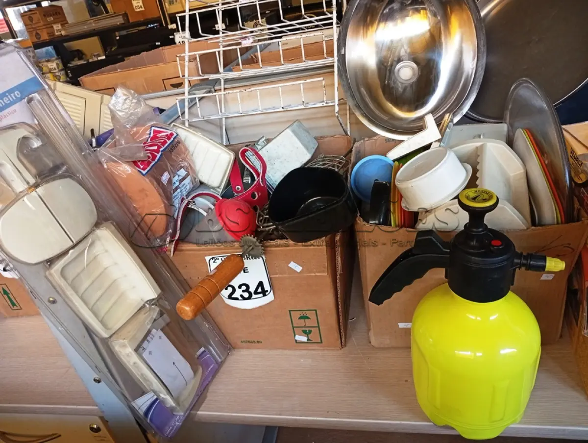 LOTE 234 - 01 LOTE COM 01 CUBA EM INOX, DIVERSOS MATERIAIS P/BANHEIRO E MATERIAIS DIVERSOS. (NO ESTADO) ATENÇÃO! FAZER A VISITAÇÃO ANTES DE ARREMATAR, NÃO SABEMOS SE FUNCIONA. LEILÃO NÃO TEM GARANTIA E NEM DEVOLUÇÃO, SUJEITO A POSSÍVEIS AVARIAS VISÍVEIS/OCULTAS E/OU AUSÊNCIA DE COMPONENTES.
