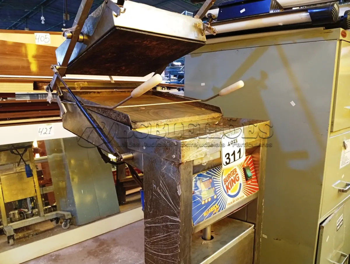 LOTE 529 - 01 MULTI-GRIL/CHAPA EM INOX TRIFÁSICO. (NO ESTADO) ATENÇÃO! FAZER A VISITAÇÃO ANTES DE ARREMATAR, NÃO SABEMOS SE FUNCIONA. LEILÃO NÃO TEM GARANTIA E NEM DEVOLUÇÃO, SUJEITO A POSSÍVEIS AVARIAS VISÍVEIS/OCULTAS E/OU AUSÊNCIA DE COMPONENTES.